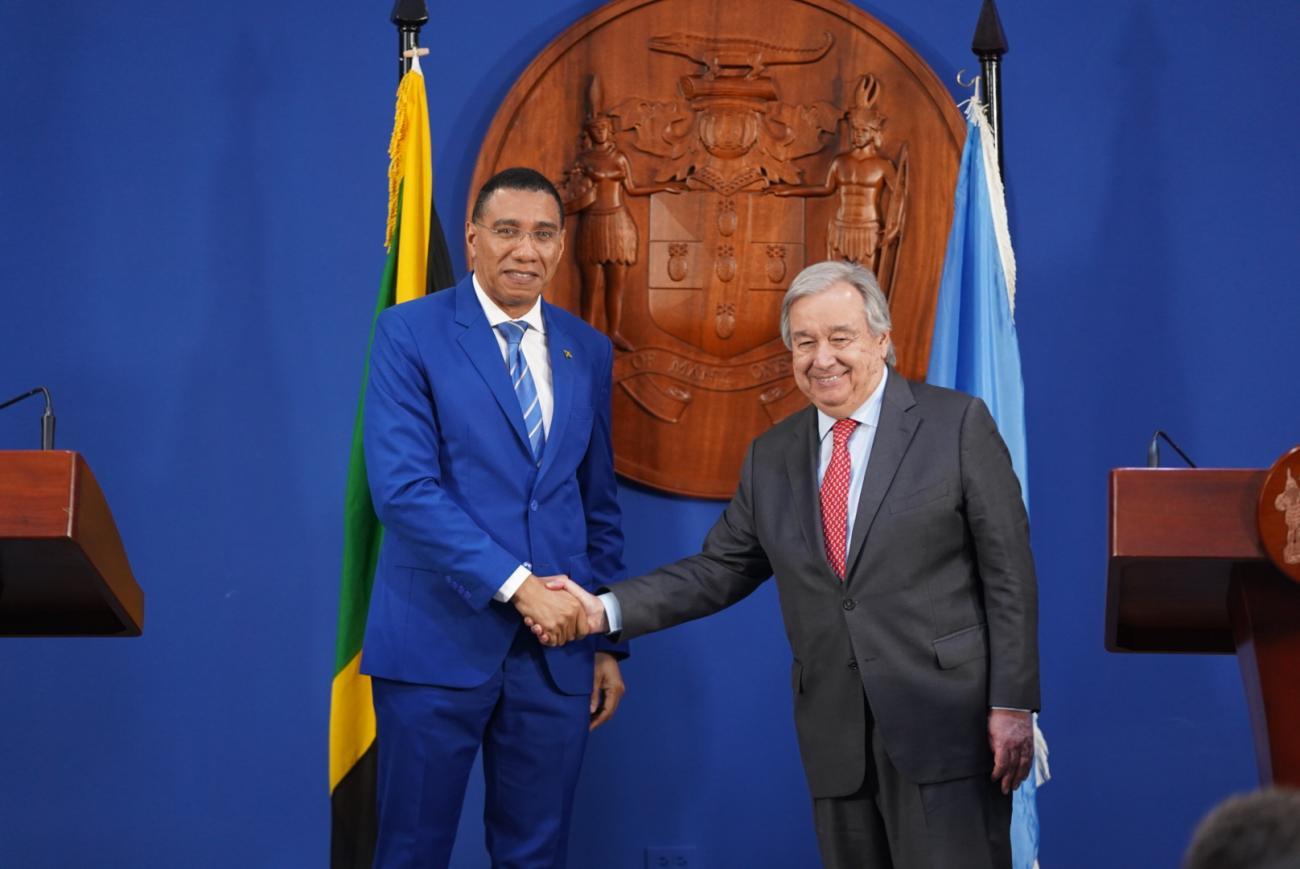 Secretary-General António Guterres (right) and Prime Minister Andrew Holness of Jamaica shaking hands 